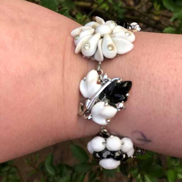 “Concerto” 🎶 Hand crafted bracelet from upcycled vintage jewelry! - Picture 8 of 10